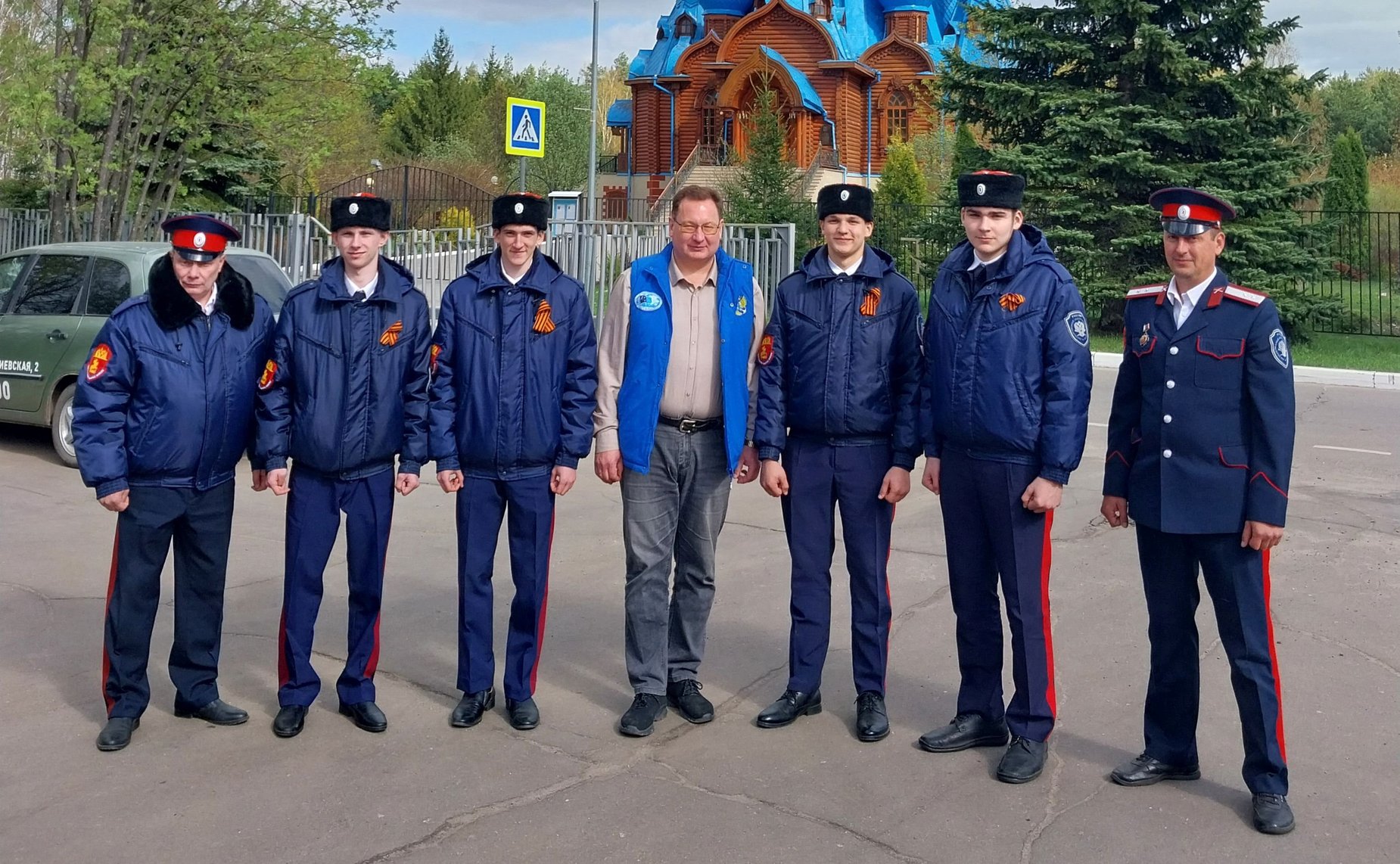 Тамбовкие казаки Промышленно-технологического колледжа приняли участие в благоустройстве Звёздного городка и с православными иконами прошли крестным ходом вокруг храма Вознесения Господня