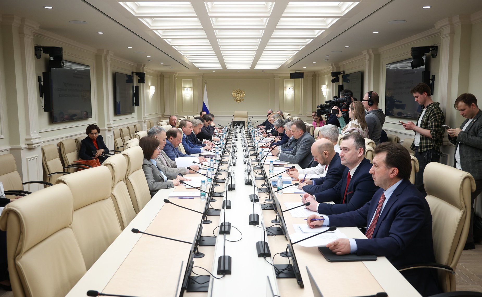 Круглый стол Комиссии СФ по информационной политике и взаимодействия со СМИ на тему «Информация и искусственный интеллект:взаимосвязь, вызовы и угрозы»