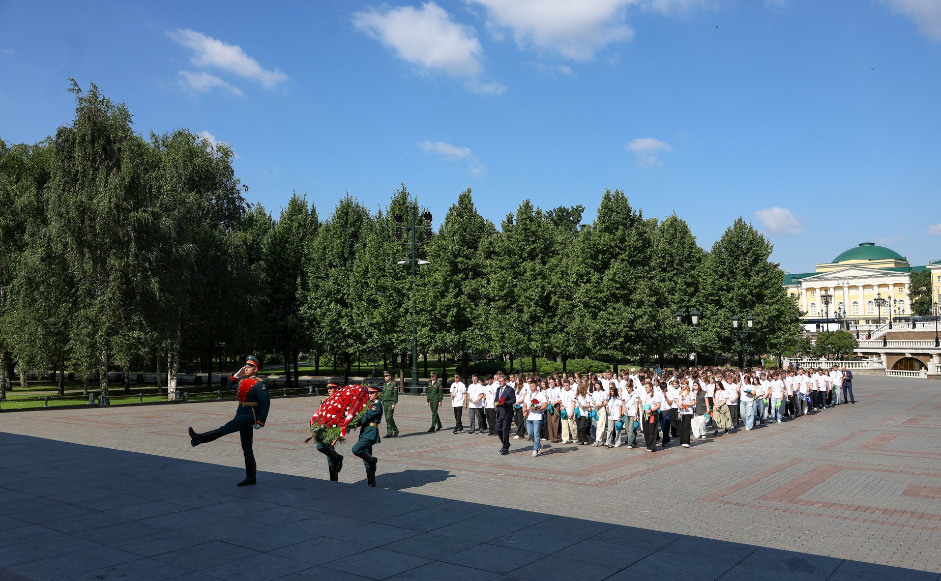 Культурно-образовательный проект «Поезд памяти». Москва. Торжественное возложение цветов у Могилы Неизвестного Солдата в Александровском саду