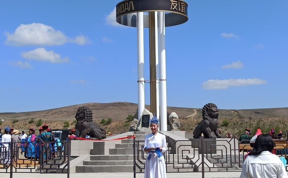 Баир Жамсуев на берегу реки Онон Агинского Бурятского округа принял участие в открытии архитектурно-декоративной стелы «Котел дружбы» в знак сотрудничества и дружбы между Россией, Китаем и Монголией