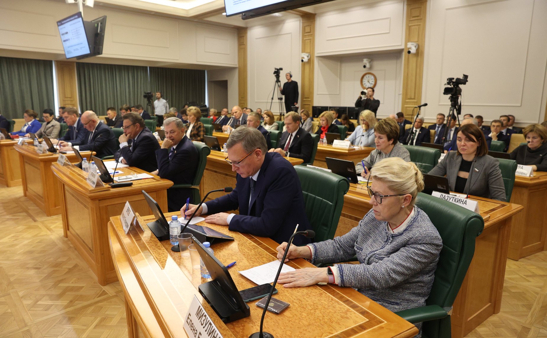 Встреча сенаторов Российской Федерации с Министром строительства и жилищно-коммунального хозяйства РФ Иреком Файзуллиным в формате открытого диалога