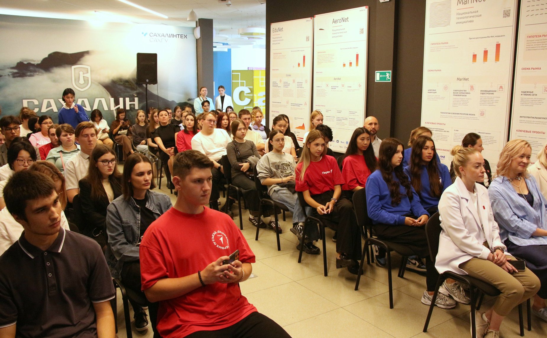 Григорий Карасин в ходе работы в регионе провел встречу со студентами и с участниками дипломатического клуба школьников