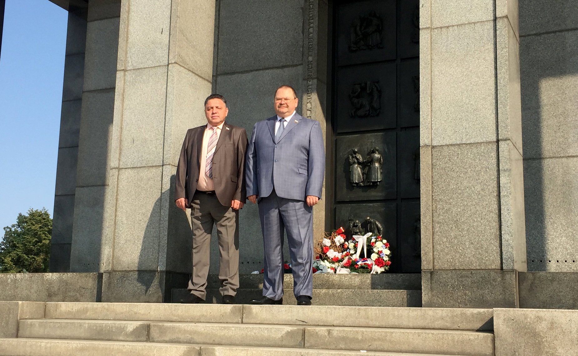 Возложение венков к памятнику Мемориального комплекса Славин в городе Братиславе