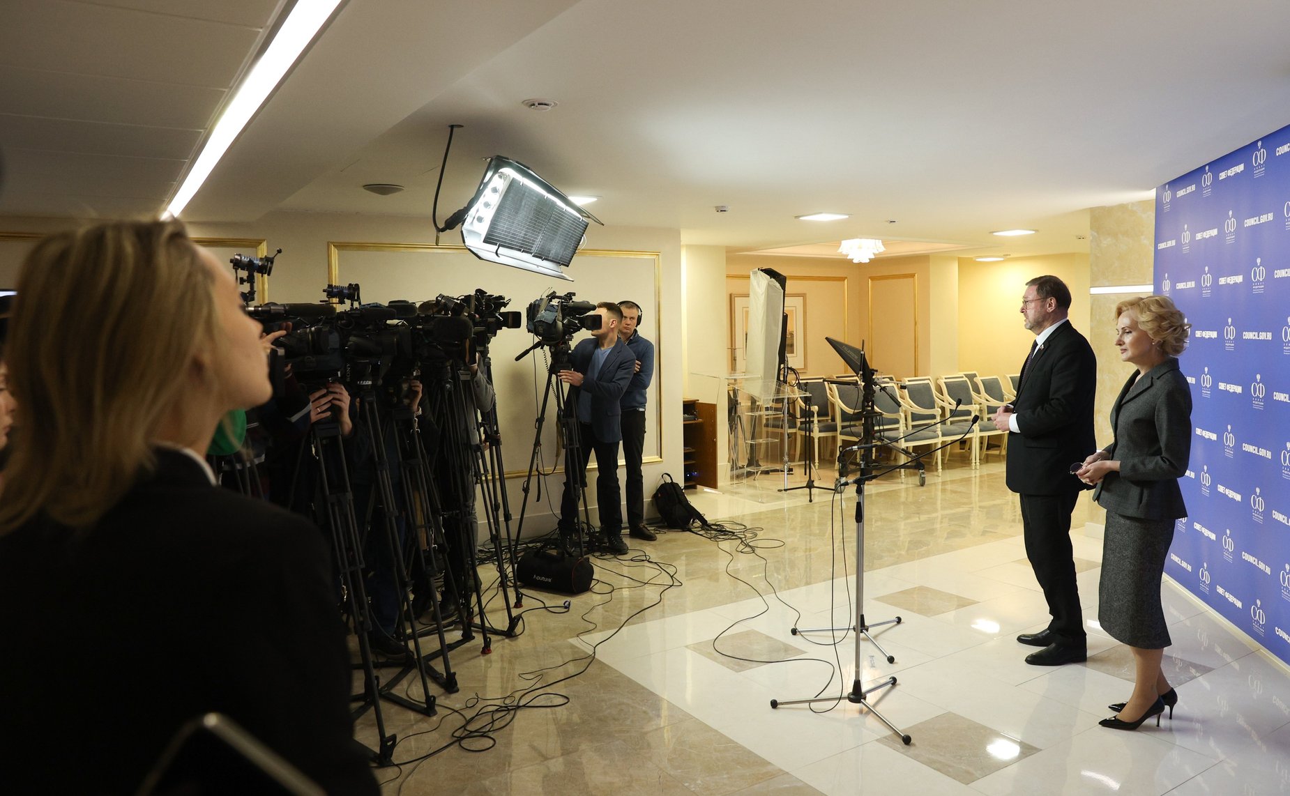 Пресс-подход Константина Косачева и Ирины Яровой по итогам заседания парламентской Комиссии по расследованию обстоятельств, связанных с созданием американскими специалистами биологических лабораторий на территории Украины