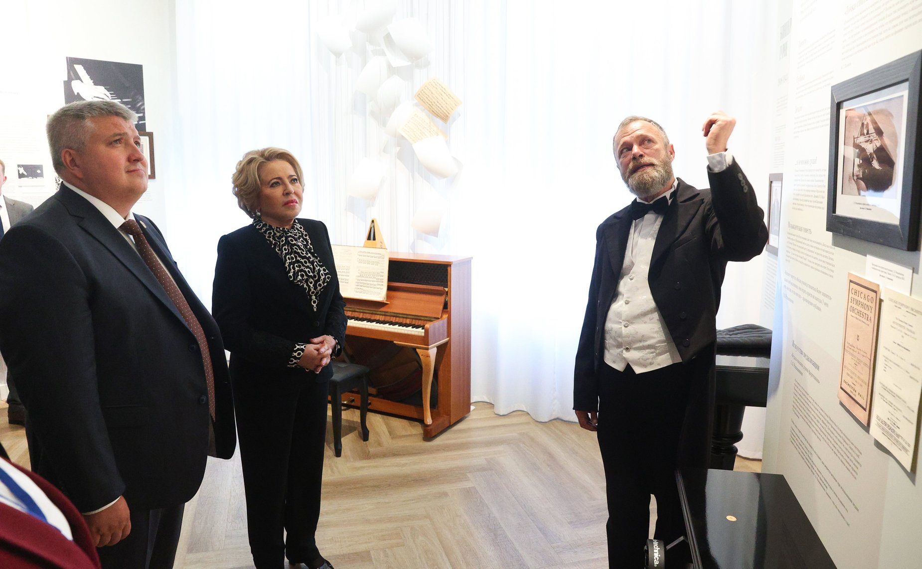 В рамках работы Х Парламентского форума «Историко-культурное наследие России» в Великом Новгороде Валентина Матвиенко посетила детскую общеобразовательную школу имени Г.Р. Державина и Дом музыки имени С.В. Рахманинова