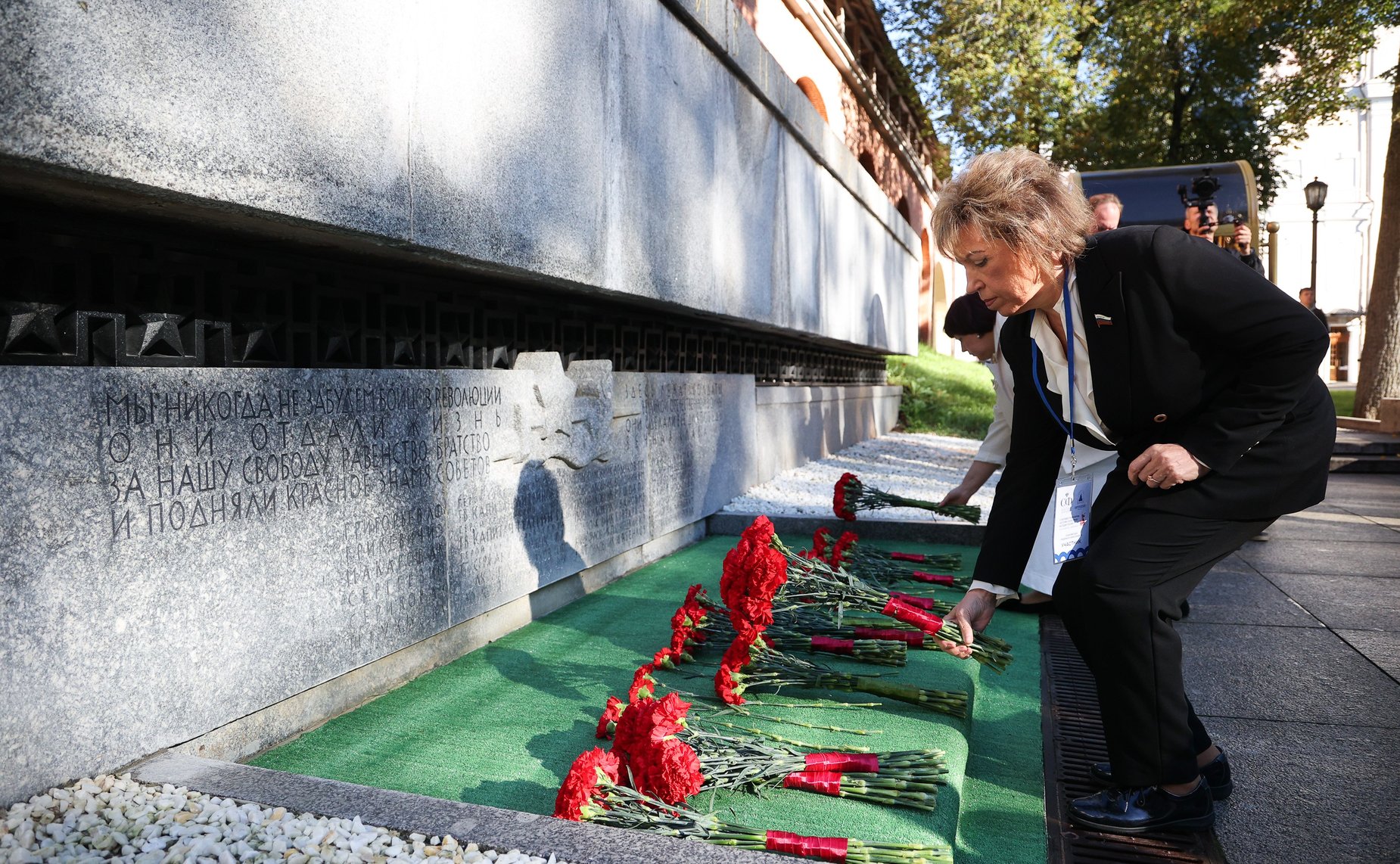 Председатель Совета Федерации Валентина Матвиенко и врио губернатора Новгородской области Александр Дронов возложили венки к Мемориалу «Вечный огонь славы»