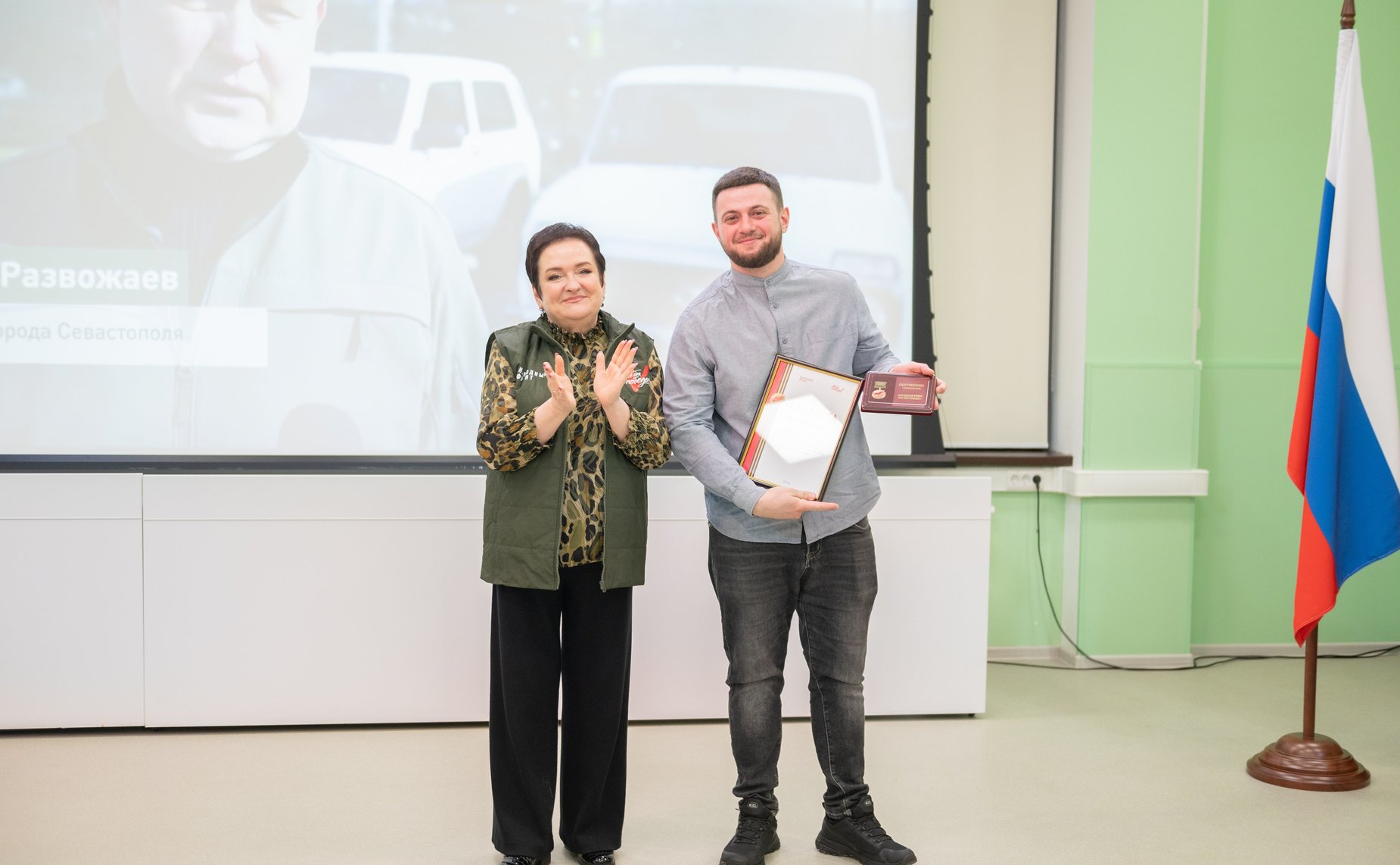 Лариса Мельник вручила награды Народного фронта активным жителям Севастополя