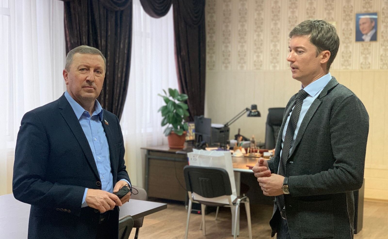 Сергей Березкин наградил победителей V Всероссийской детской творческой школы-конкурса «Портрет твоего края» от региона, а также их учителей-наставников