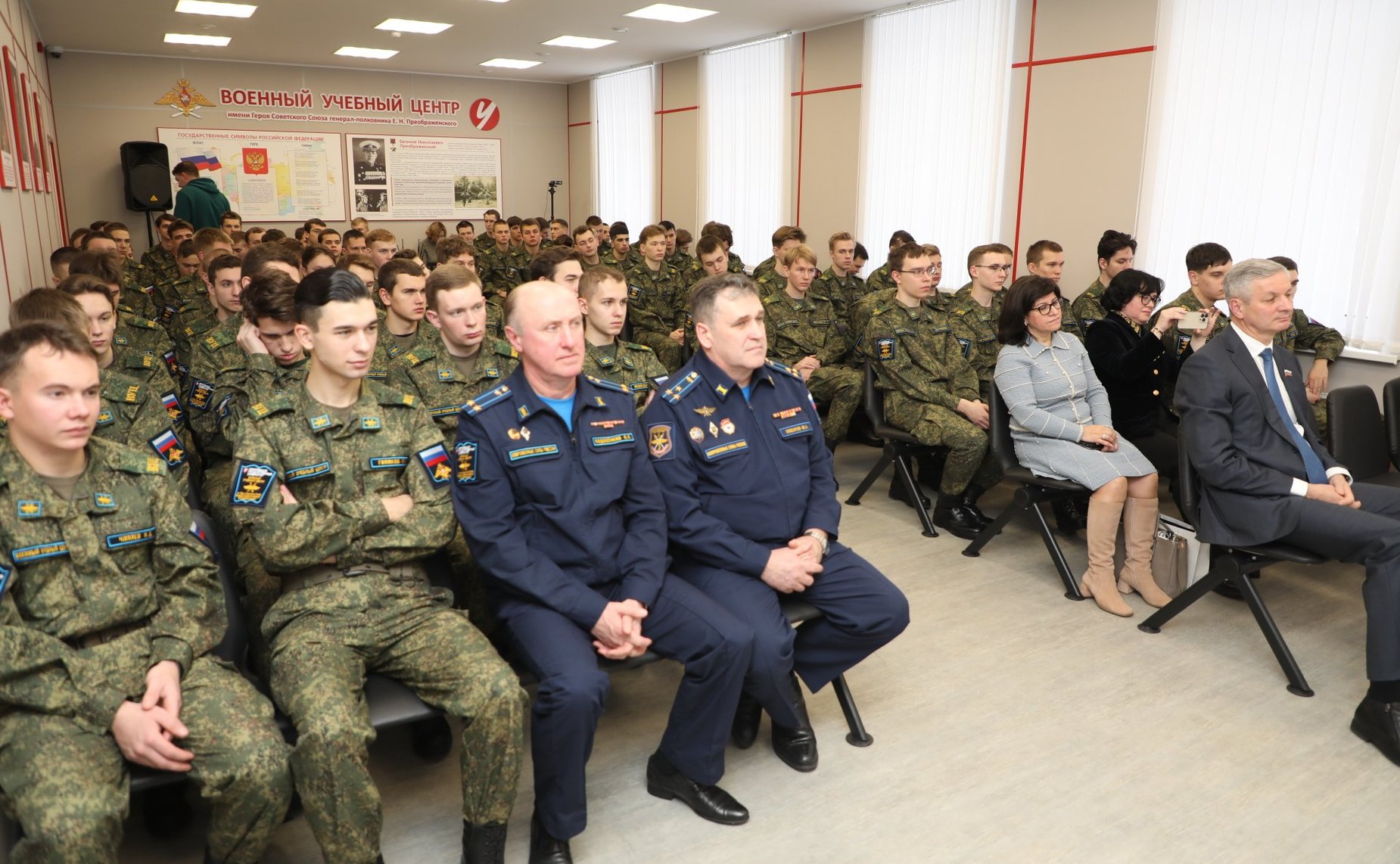 Заместитель Председателя СФ Юрий Воробьев и первый заместитель председателя Комитета СФ по обороне и безопасности Виктор Бондарев провели встречу с курсантами Военного учебного центра Череповецкого государственного университет