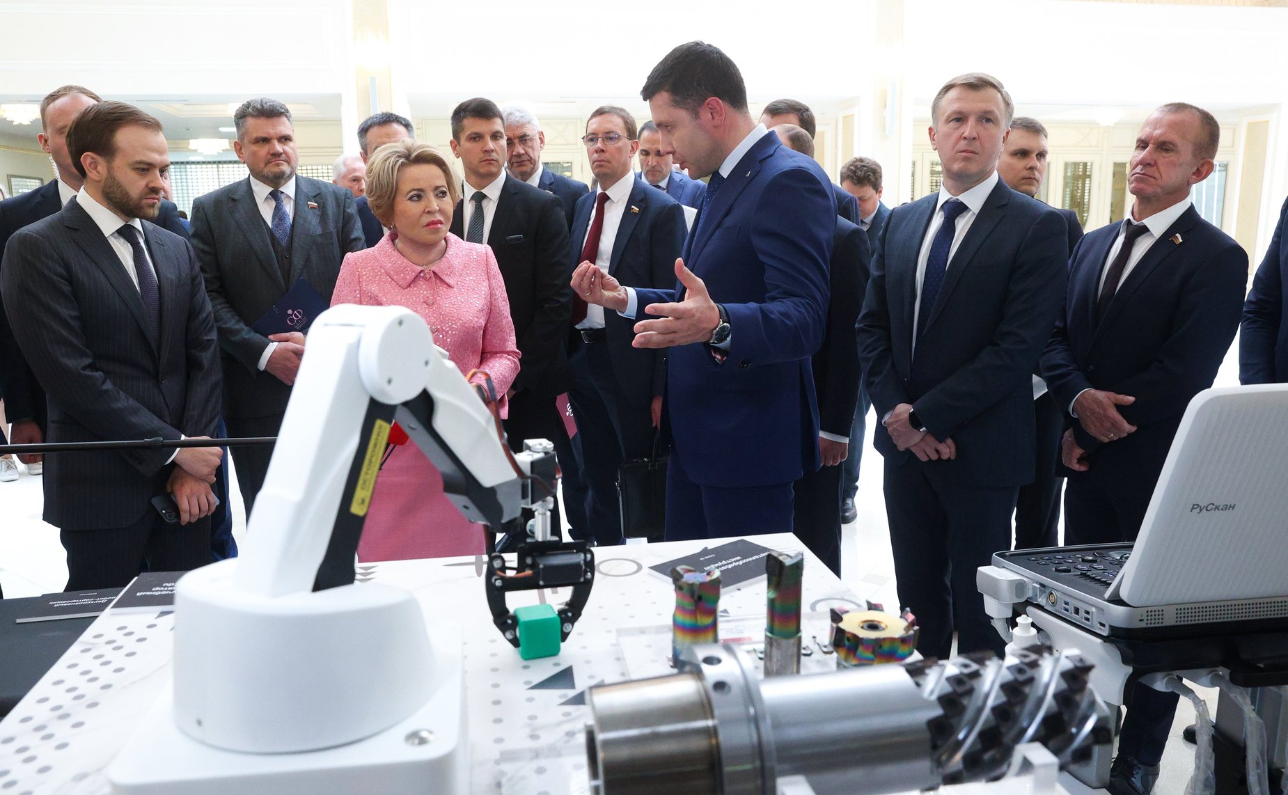 Валентина Матвиенко и Министр промышленности и торговли РФ Антон Алиханов ознакомились с выставкой, посвященной передовым разработкам отечественной промышленности