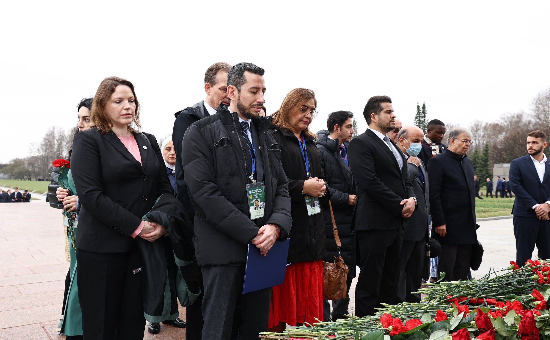 Делегации стран-участниц Межпарламентской Ассамблеи СНГ возложили венки и цветы к Монументу «Мать-Родина» на Пискаревском мемориальном кладбище, а также к памятным плитам государств на Аллее Памяти