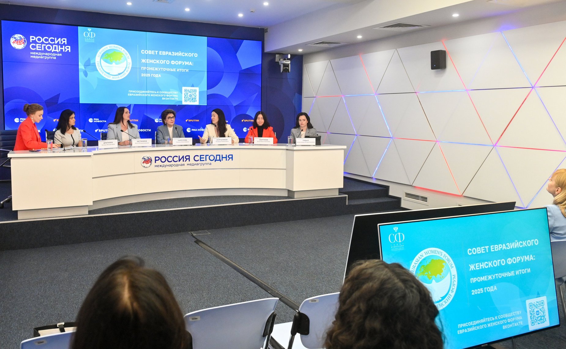 В пресс-центре «Россия сегодня» Галина Карелова приняла участие в пресс-конференции, посвященной итогам работы Совета Евразийского женского форума в период весенней сессии