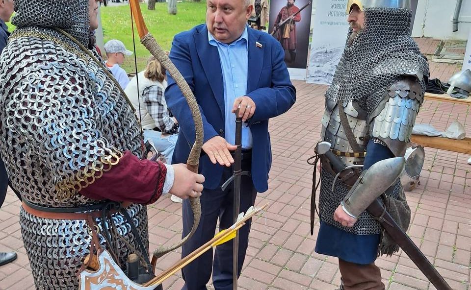 Андрей Базилевский посмотрел интерактивную площадку «Кузница» от центра военно-патриотического воспитания «Взлет»