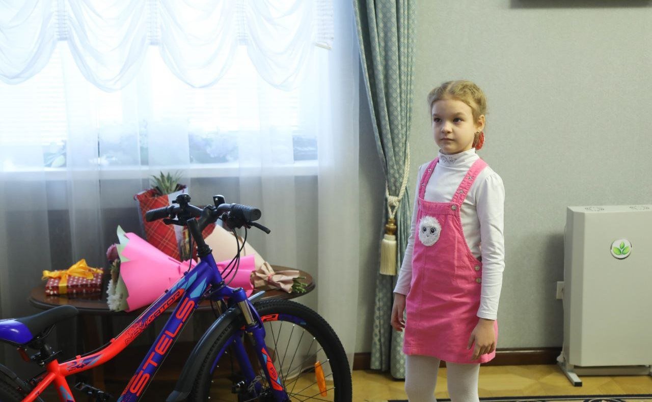 Николай Кондратюк вручил подарок первокласснице из Пензы