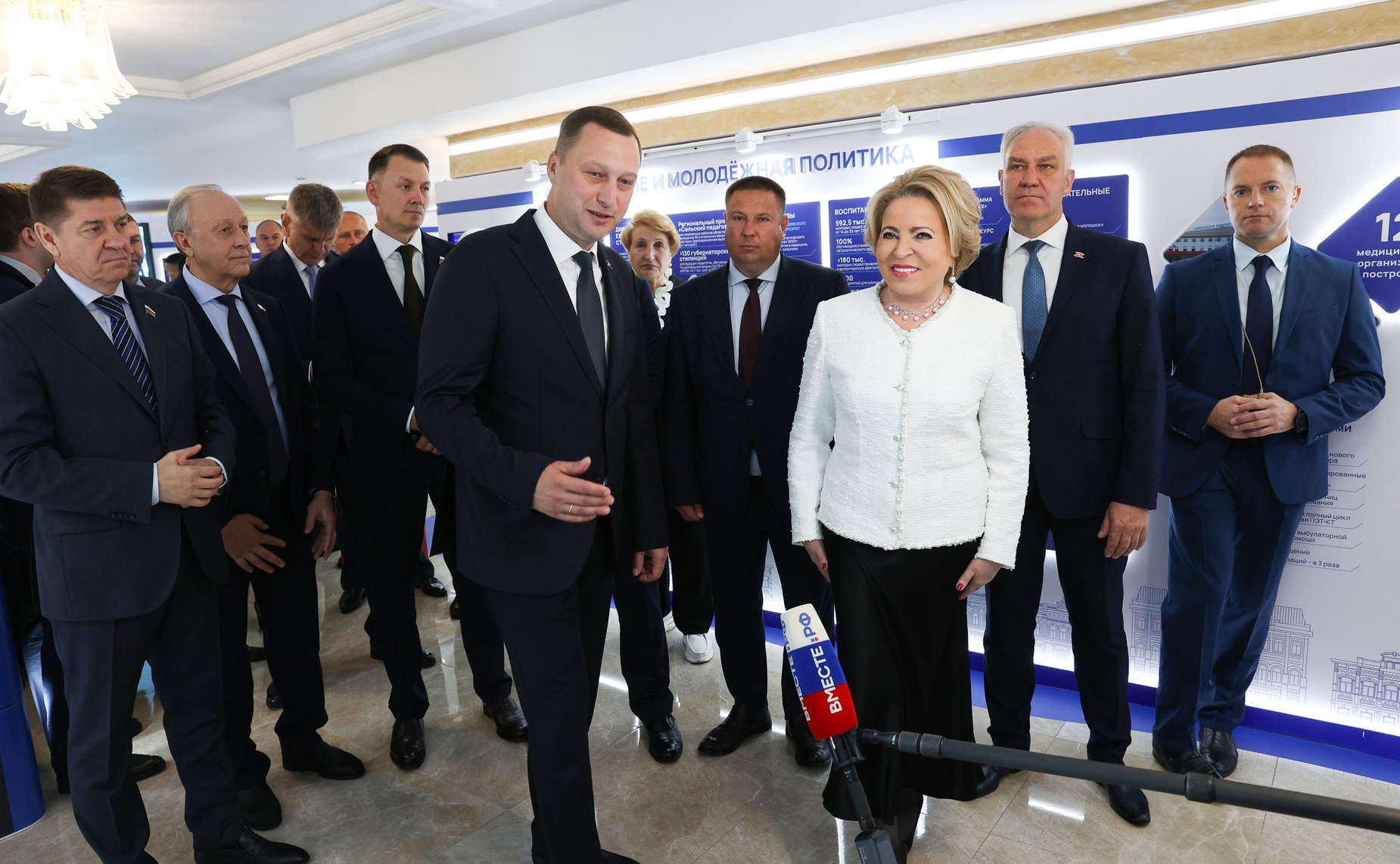 Валентина Матвиенко и Роман Бусаргин осмотрели выставку, посвященную действующим и перспективным проектам развития Саратовской области