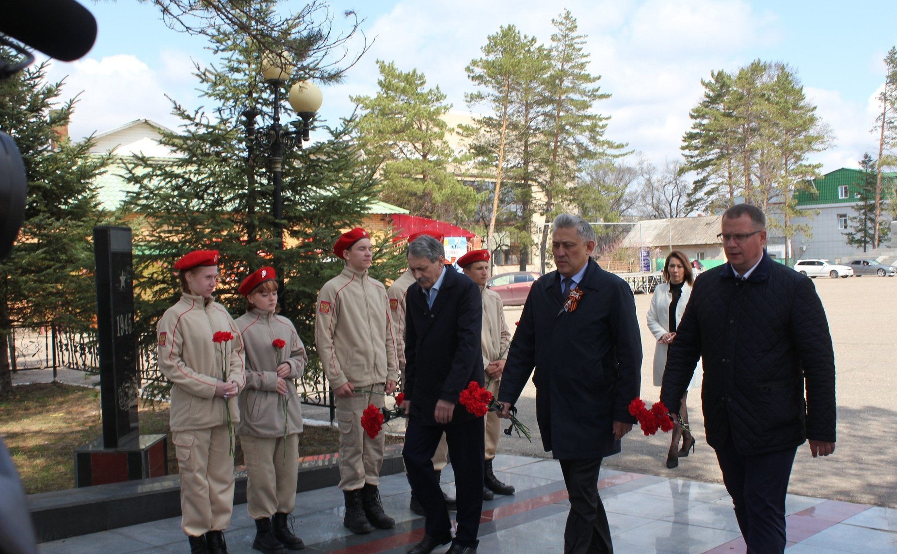 Юрий Валяев передал потомкам ветерана Великой Отечественной войны М. Паздникова удостоверение к государственной награде «За отвагу»