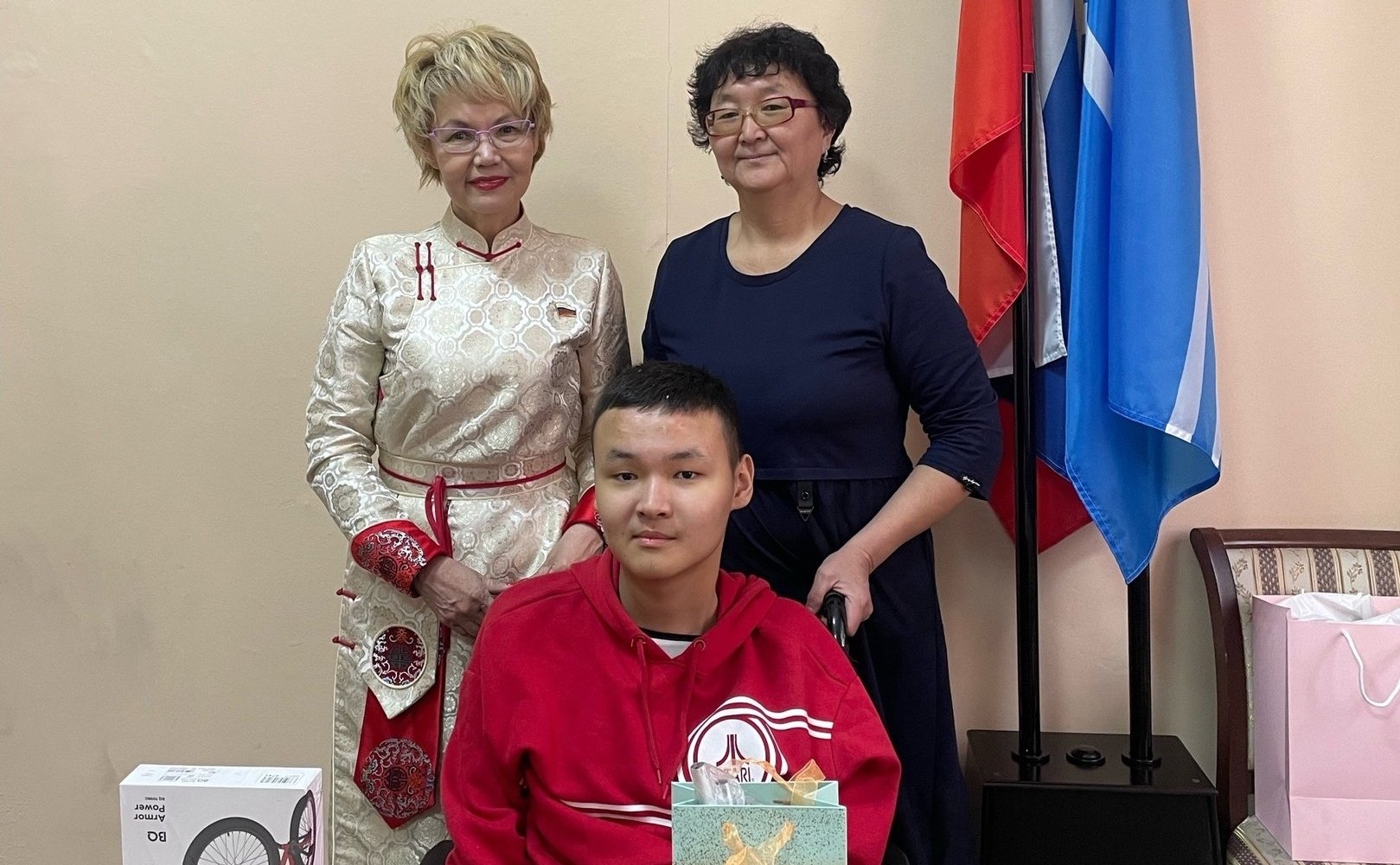 Дина Оюн в преддверии народного праздника Шагаа — Нового года по восточному календарю — встретилась с Уян-Маадыром Монгушем из тувинского села Суг-Бажы, который загадал на сайте благотворительной акции «Ёлка желаний» встречу с сенатором