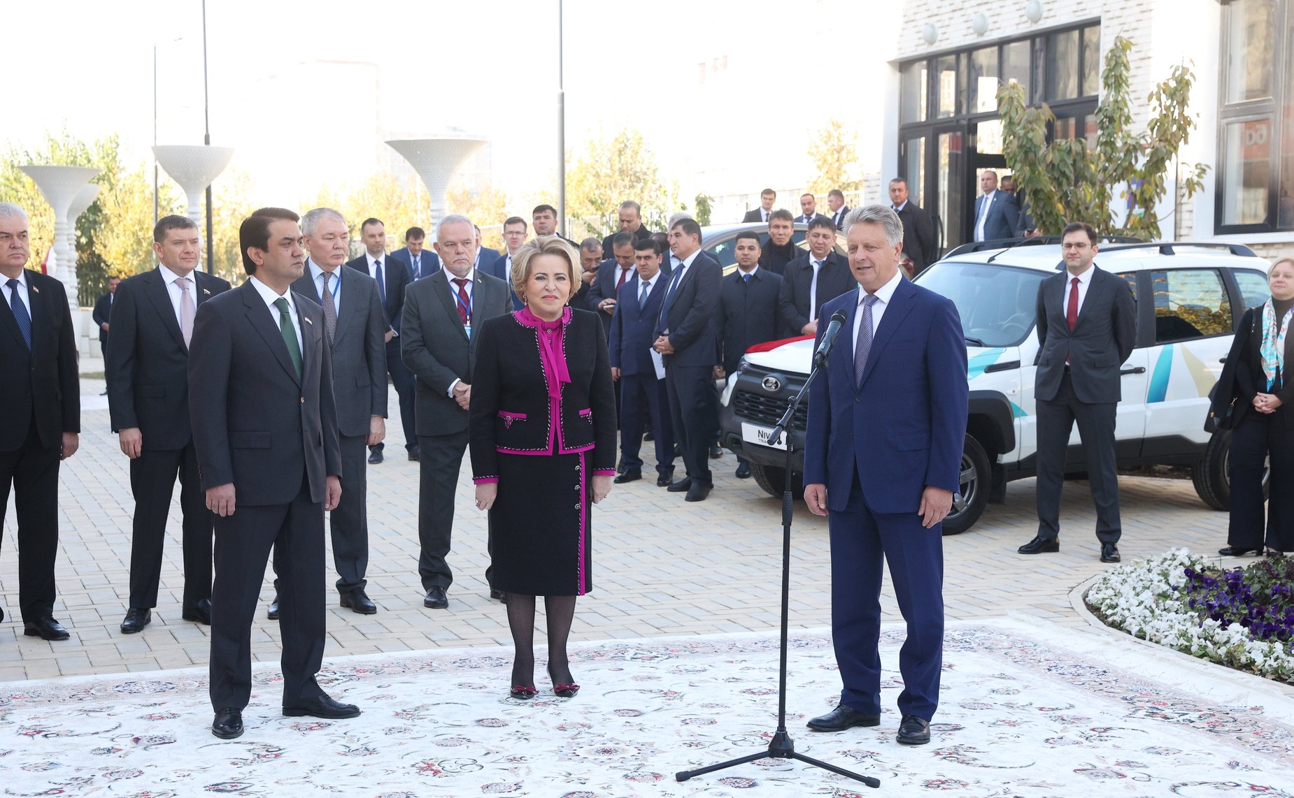 Председатель Совета Федерации Валентина Матвиенко в Душанбе приняла участие в церемонии передачи автомобилей представителям российско-таджикистанских образовательных учреждений