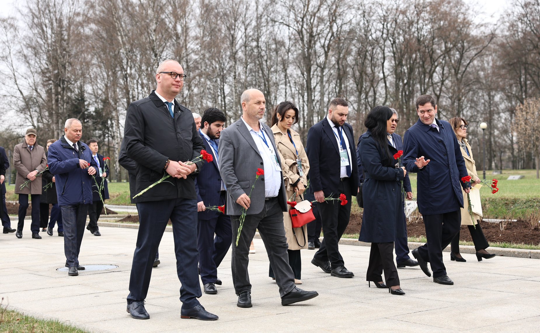 Делегации стран-участниц Межпарламентской Ассамблеи СНГ возложили венки и цветы к Монументу «Мать-Родина» на Пискаревском мемориальном кладбище, а также к памятным плитам государств на Аллее Памяти