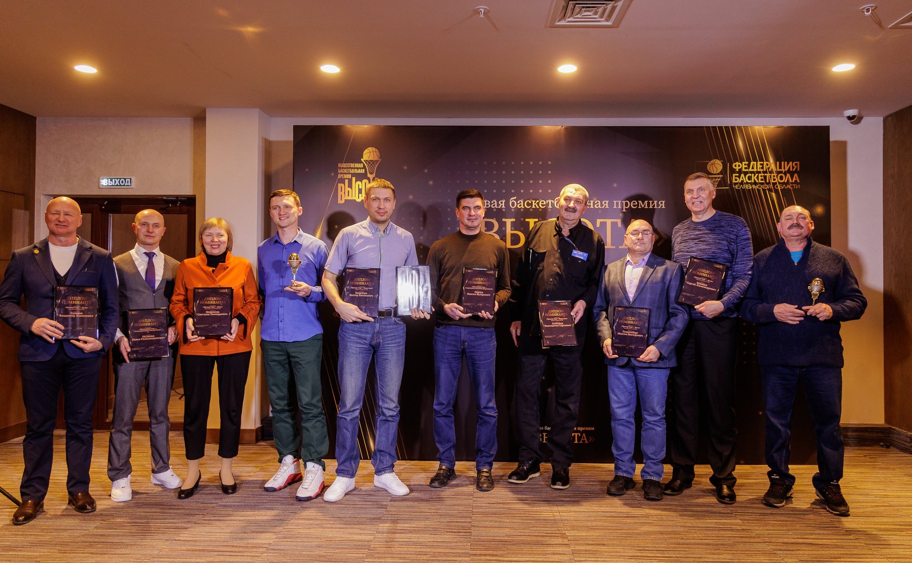 Маргарита Павлова вручила статуэтки победителей общественной премии в номинации «Тренер года – Дети» (школьный баскетбол) Владасу Василяускасу