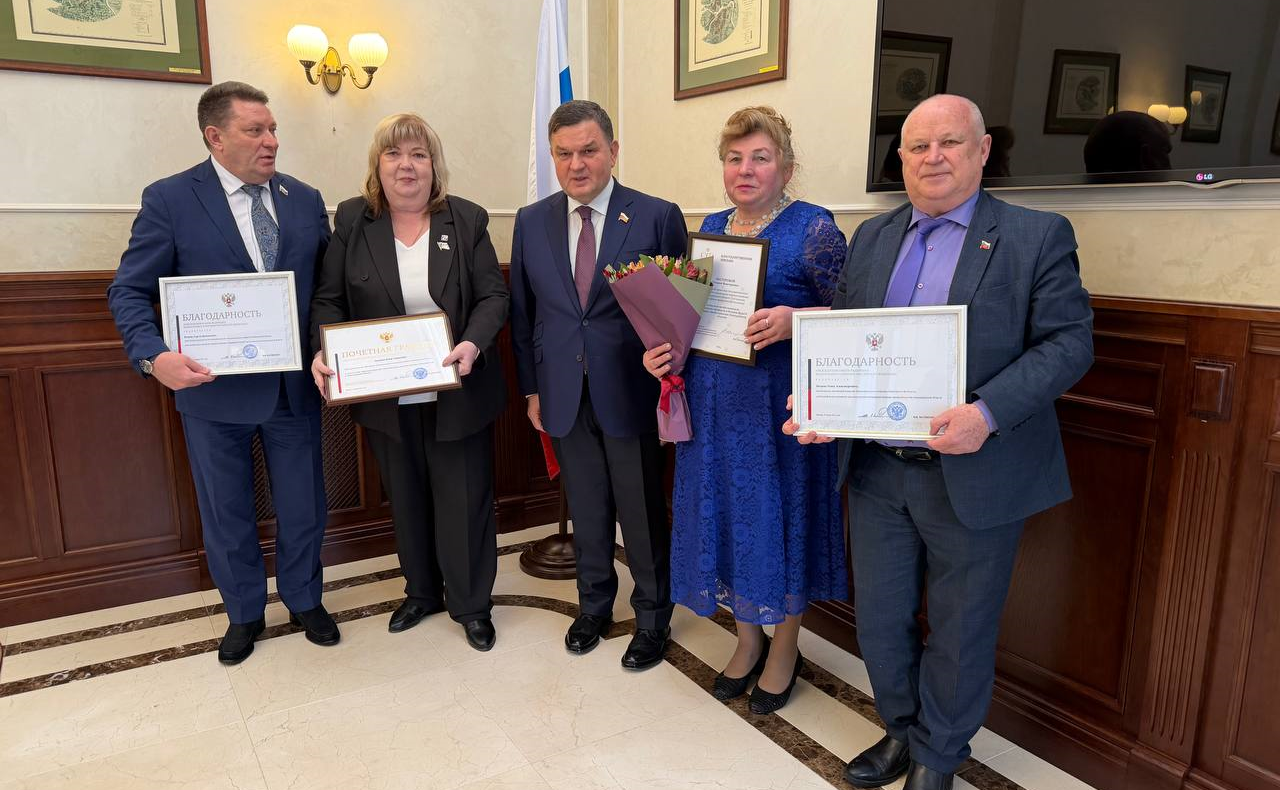 Сергей Перминов вручил сенатские награды землякам-Ленинградцам