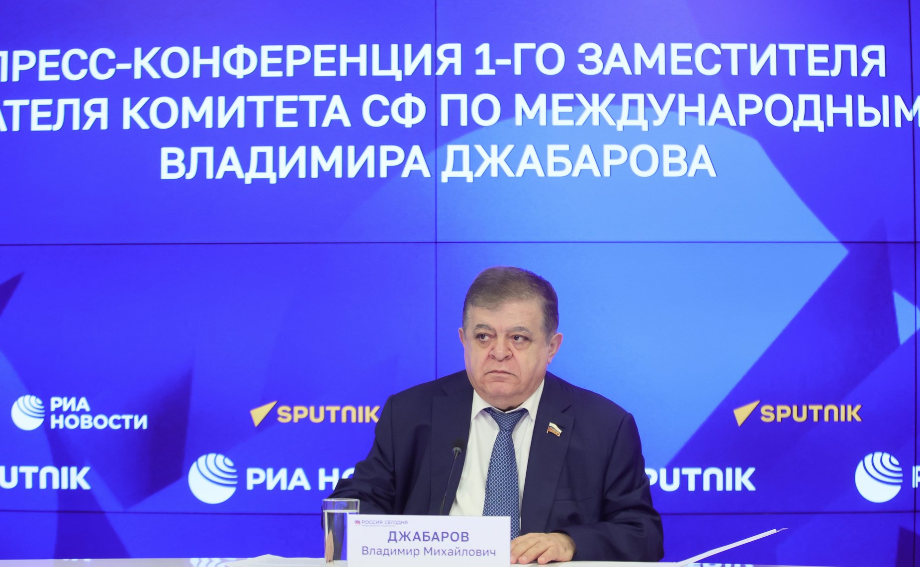 В ММПЦ «Россия сегодня» прошла пресс-конференция председателя Комиссии СФ по защите государственного суверенитета и предотвращению вмешательства во внутренние дела РФ Владимира Джабарова о приоритетах и задачах, стоящих перед Комиссией