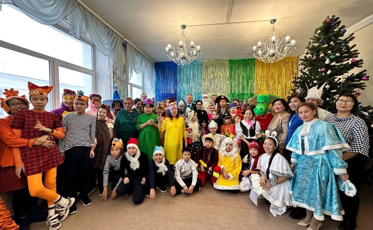 Сахамин Афанасьев поздравил воспитанников Адаптивной школы-интерната № 28 города Якутска с наступающим Новым годом