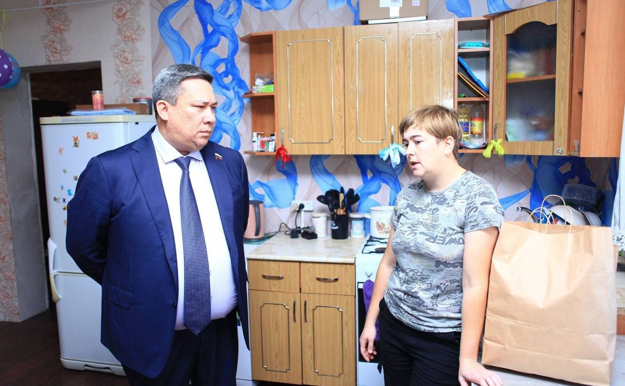 Владимир Полетаев в ходе рабочей поездки в регион посетил семьи погибших участников специальной военной операции