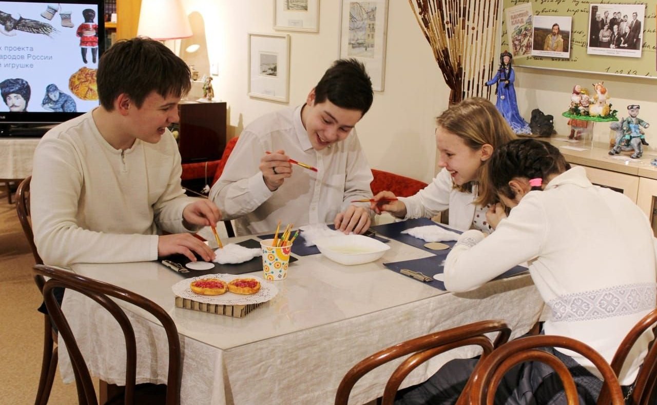 Ольга Епифанова в ходе поездки в регион приняла участие в пресс-конференции, посвященной открытию выставки «Этнография народов России в ватной игрушке»