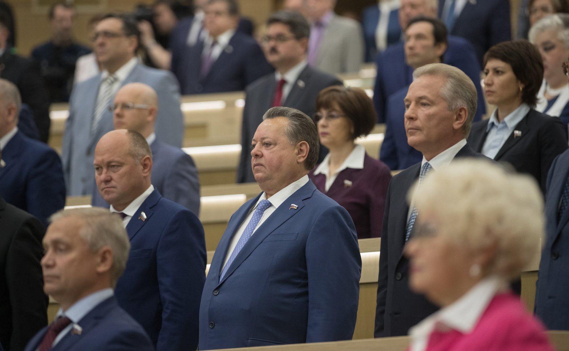 Сенаторы исполняют гимн России перед началом 415-го заседания Совета Федерации