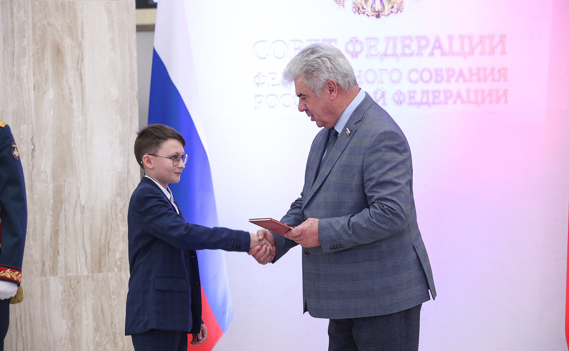 Торжественная церемония вручения паспортов граждан РФ 14-летним жителям Луганской Народной Республики и Херсонской области