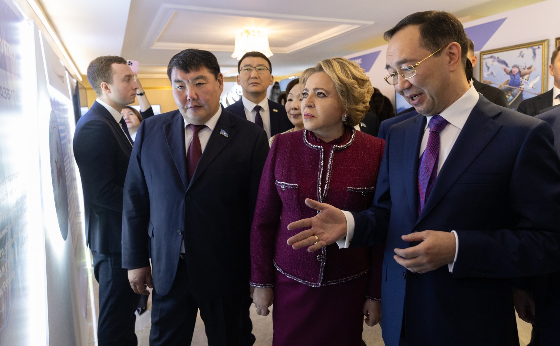 Валентина Матвиенко и Айсен Николаев осмотрели выставку, посвященную столетию Республики Саха (Якутия)