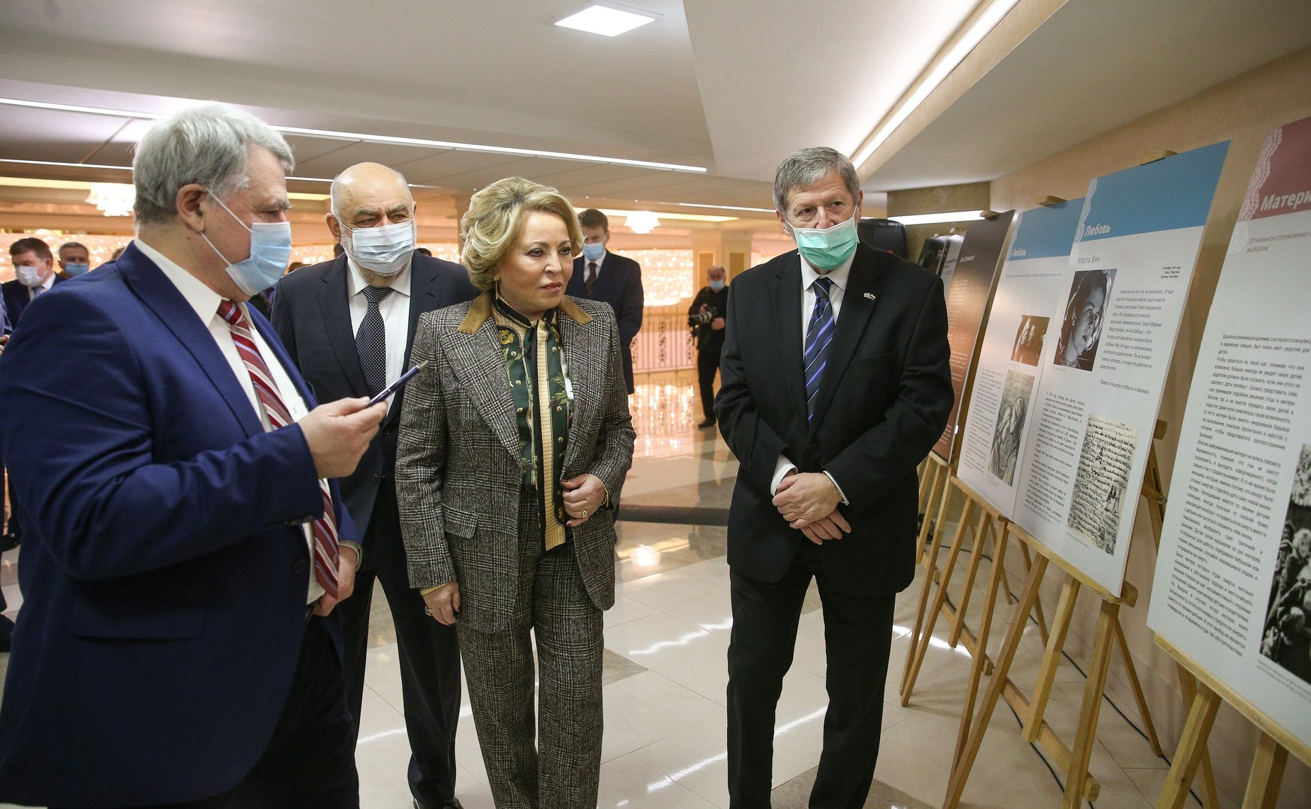 Открытие в Совете Федерации выставки «Лучи света: судьба женщины в годы Холокоста»