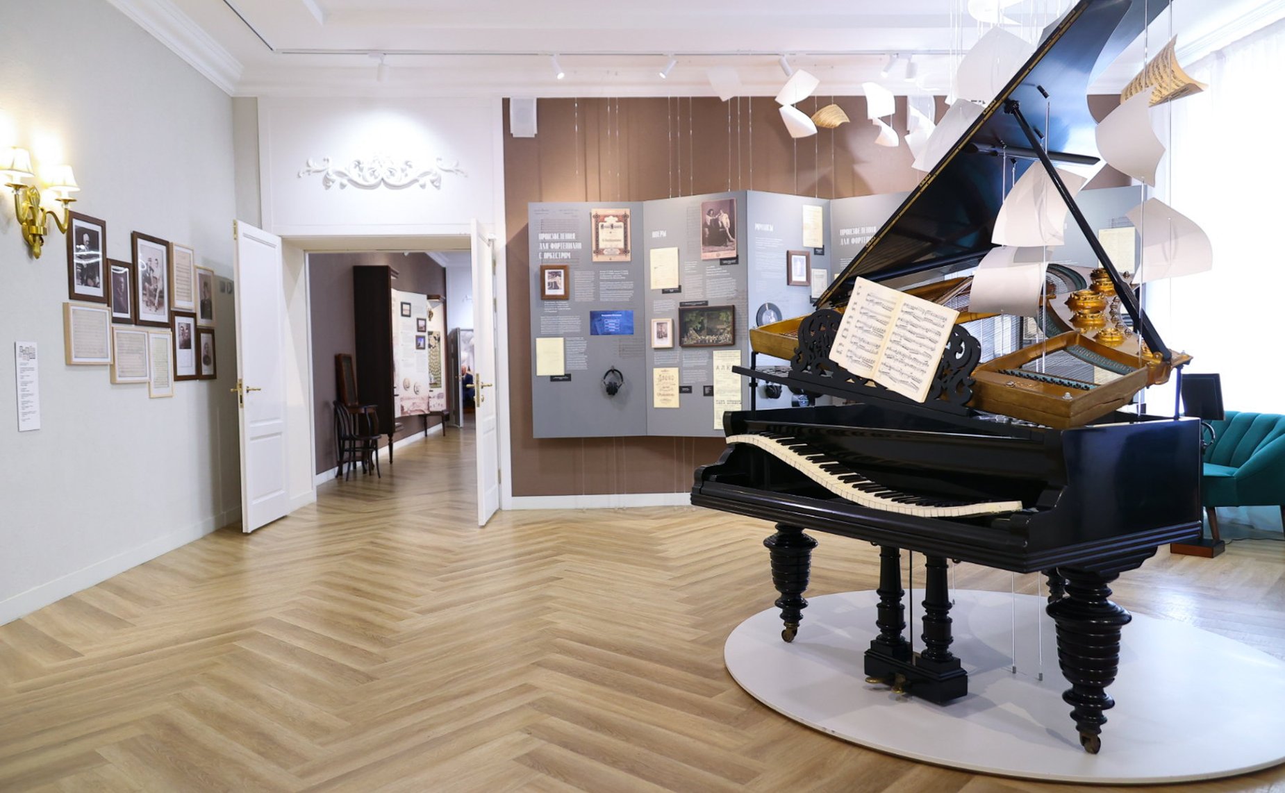 В рамках работы Х Парламентского форума «Историко-культурное наследие России» в Великом Новгороде Валентина Матвиенко посетила детскую общеобразовательную школу имени Г.Р. Державина и Дом музыки имени С.В. Рахманинова