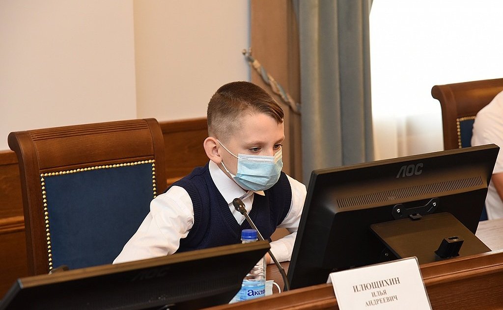 Ирина Рукавишникова вручила награду и поощрения СФ юным героям Ростовской области