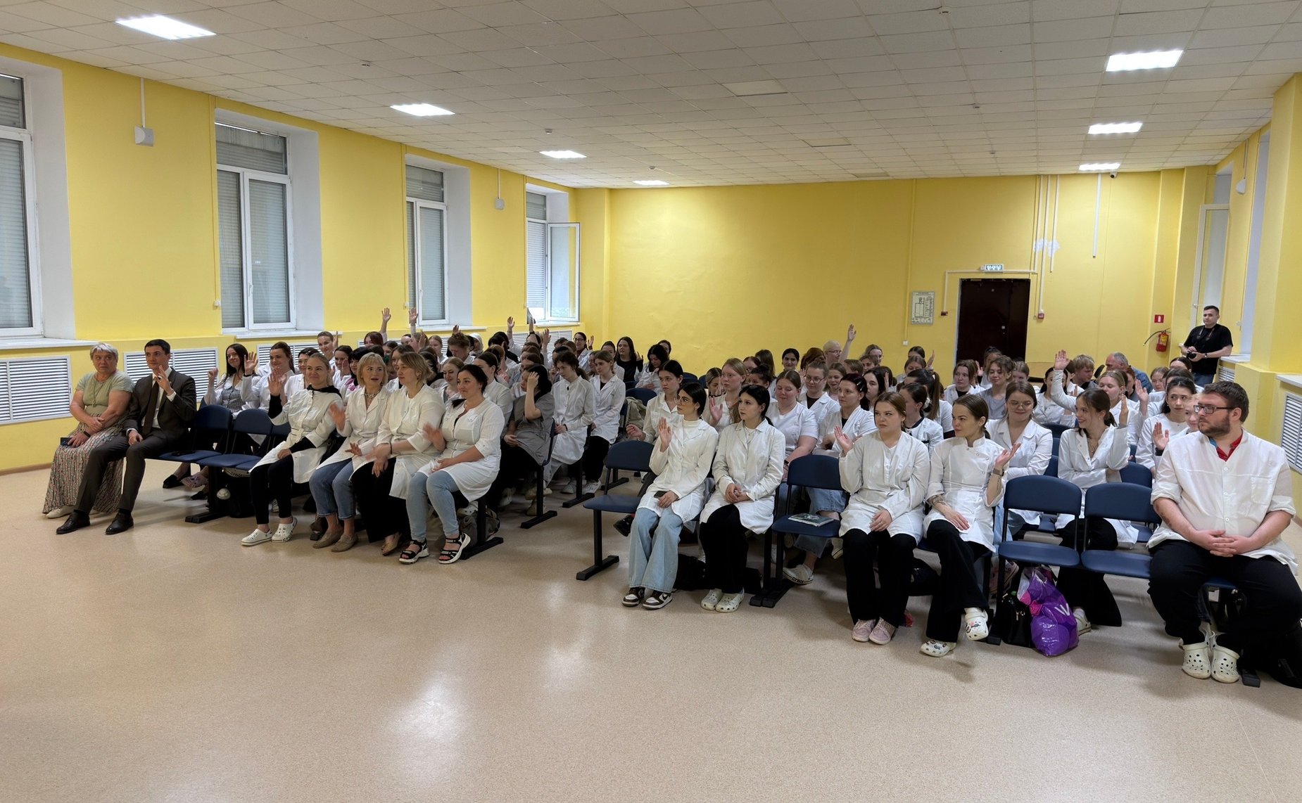 Роман Маслов вместе с председателем Молодёжного парламента города Череповца Антоном Плёнкиным посетили медицинский колледж