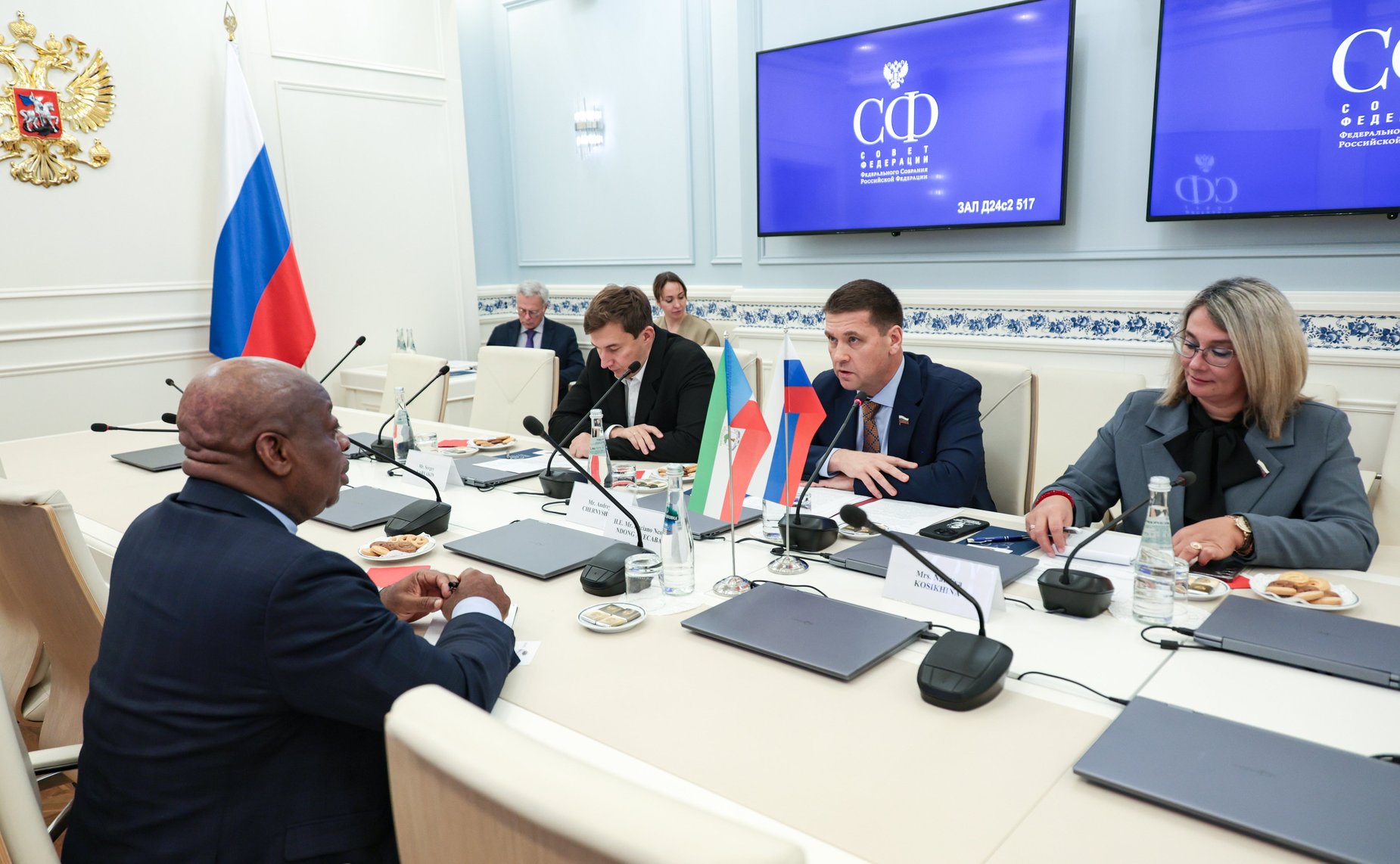 Встреча члена Комитета СФ по социальной политике .Андрея Чернышева с Чрезвычайным и Полномочным Послом Республики Экваториальная Гвинея в Российской Федерации Лусиано Айекабой