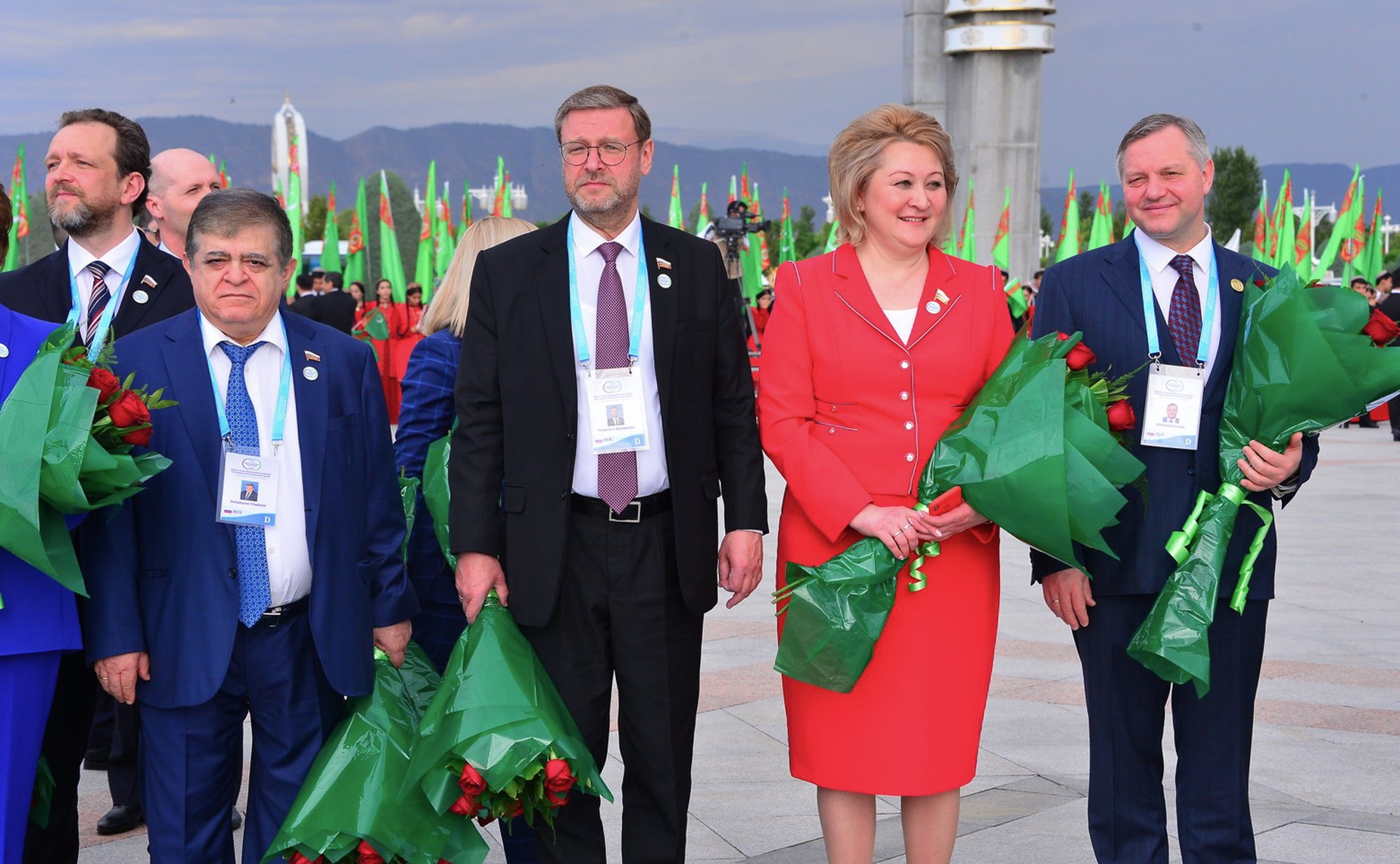 Церемония возложения цветов к монументу Конституции Туркменистана