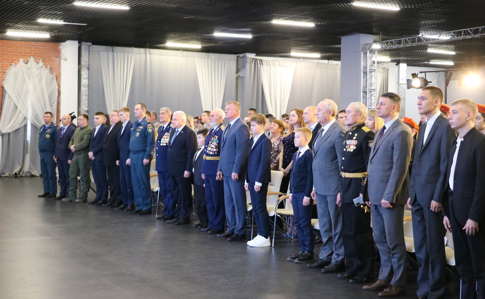 Валерий Радаев и Андрей Денисов в рамках Всероссийского гражданско-патриотического проекта «Дети-герои» наградили 8 юных саратовцев