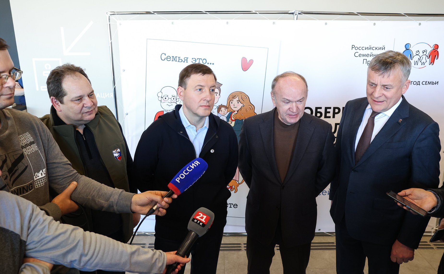 В Еврейской автономной области первый заместитель Председателя СФ Андрей Турчак с губернатором Ростиславом Гольдштейном посетили ФОК «Воин»