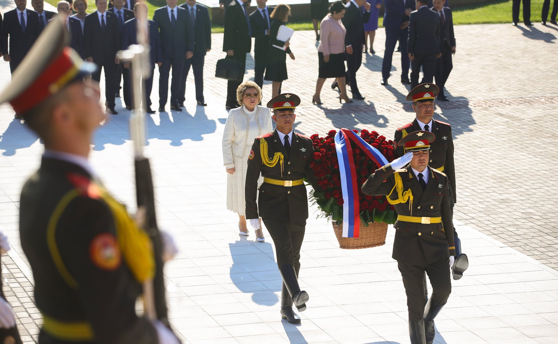 Возложение цветов к Монументу независимости и гуманизма