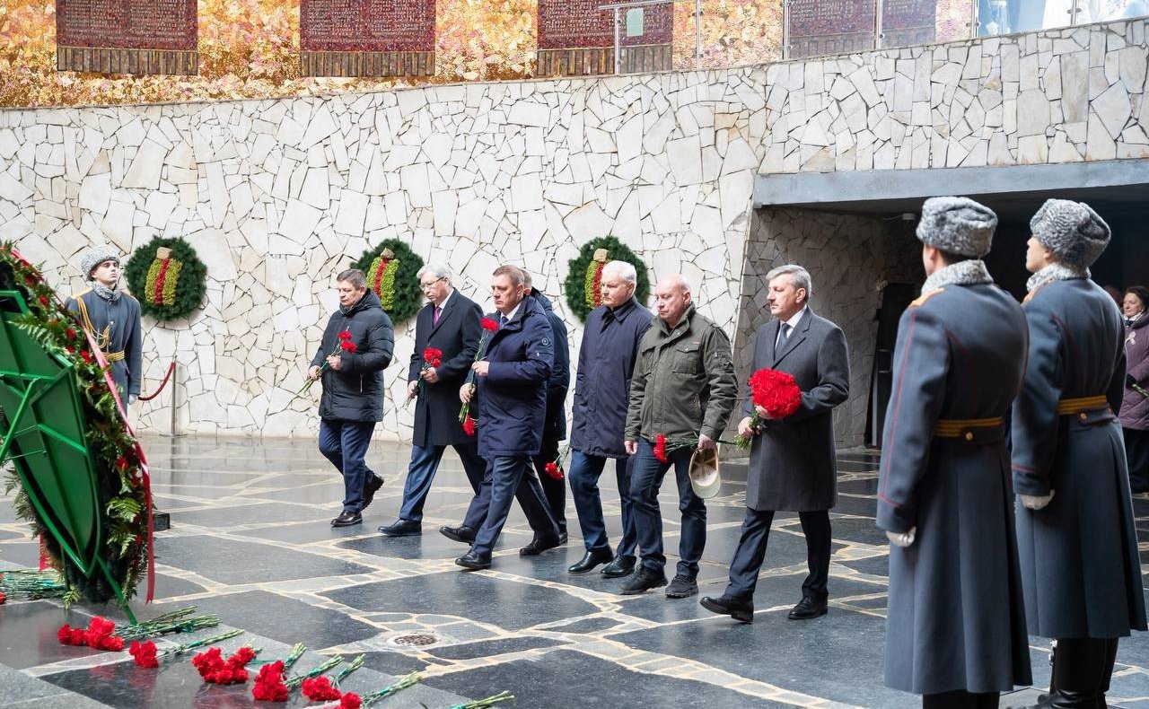 Возложение венков и цветов к мемориальному комплексу на Мамаевом кургане