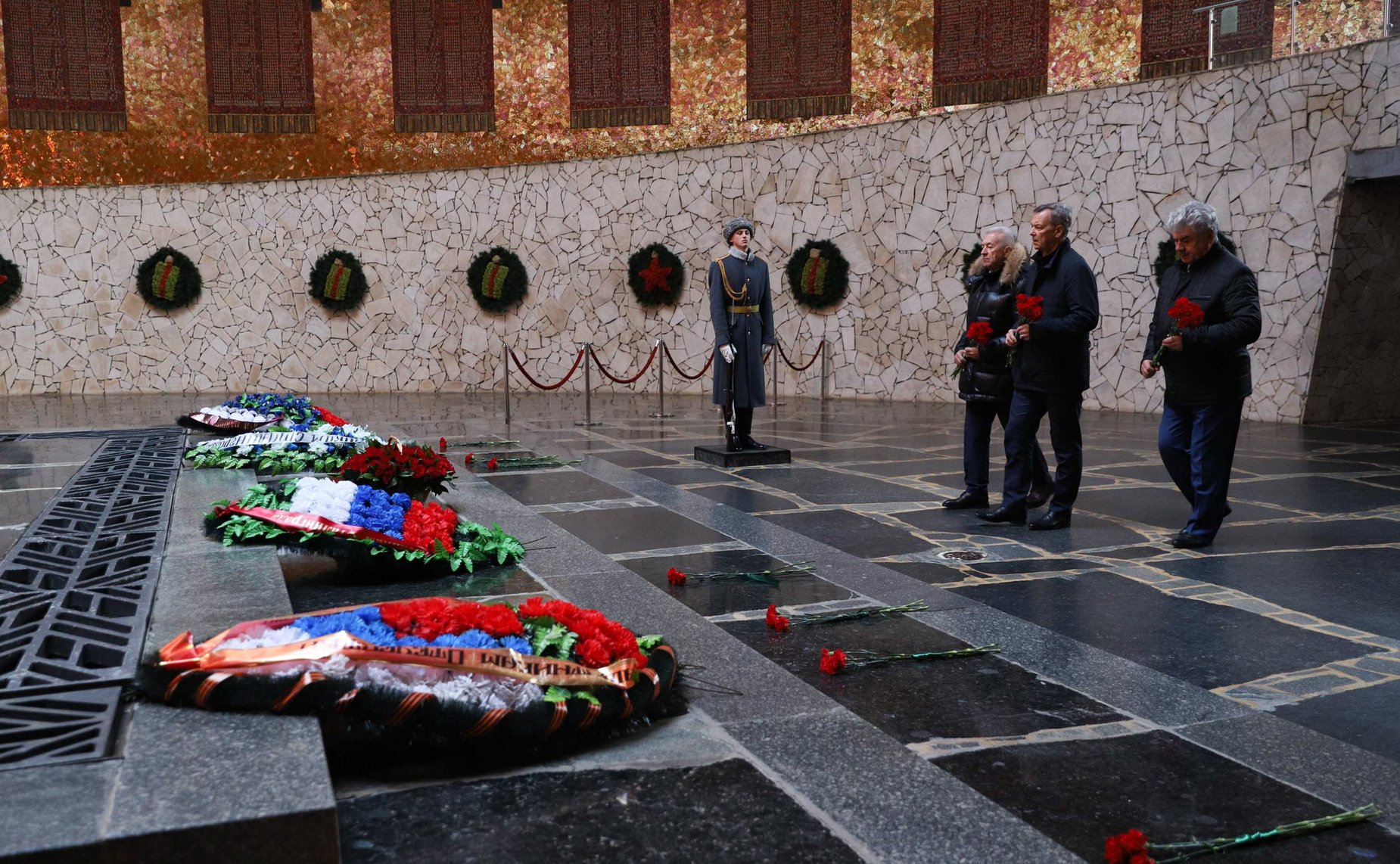 Возложение цветов в память о героях Великой Отечественной войны