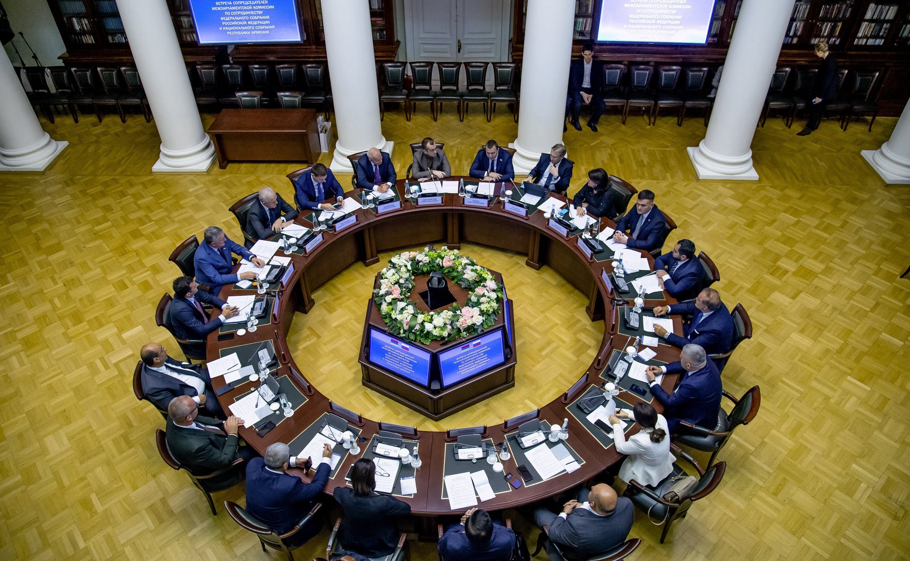 Заместитель Председателя Совета Федерации Юрий Воробьев и заместитель Председателя Национального Собрания Республики Армения Акоб Аршакян провели встречу в Санкт-Петербурге