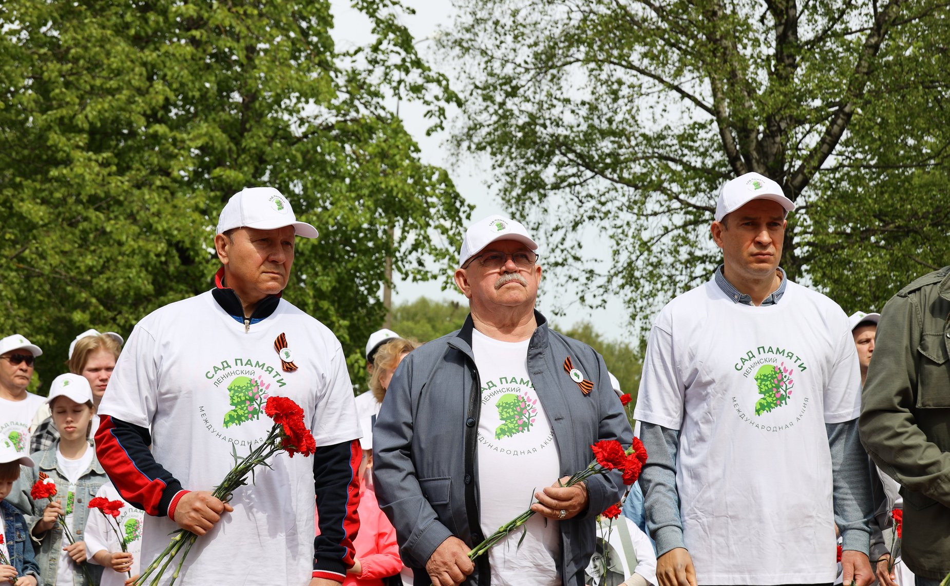 В Год защитника Отечества и 80-летия Победы в Великой Отечественной войне 1941–1945 годов сенаторы РФ и сотрудники Аппарата СФ провели акцию «Сад Памяти» — высадили 250 кустов сирени в музее-заповеднике «Горки Ленинские»