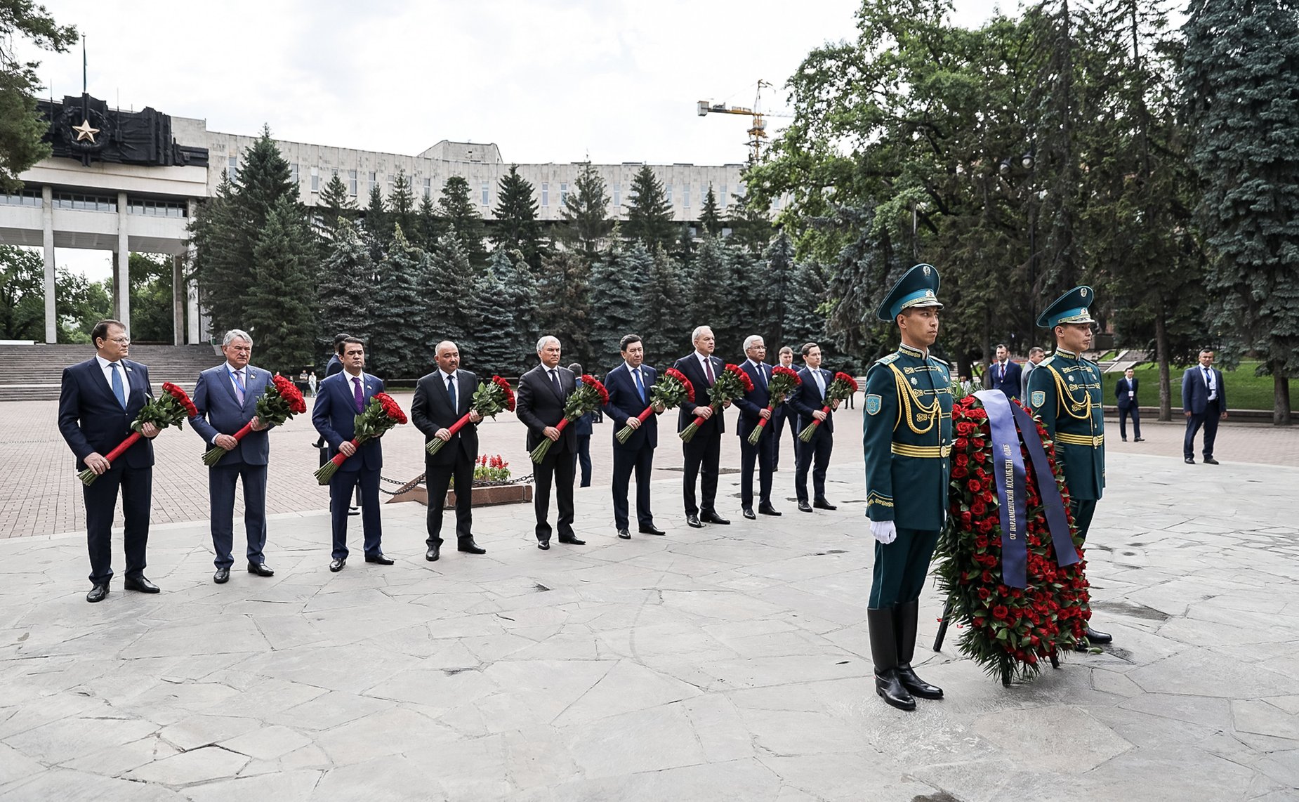 Главы парламентских делегаций государств-членов ОДКБ возложили венок и цветы к Вечному огню, почтив память советских воинов, павших в годы Великой Отечественной войны