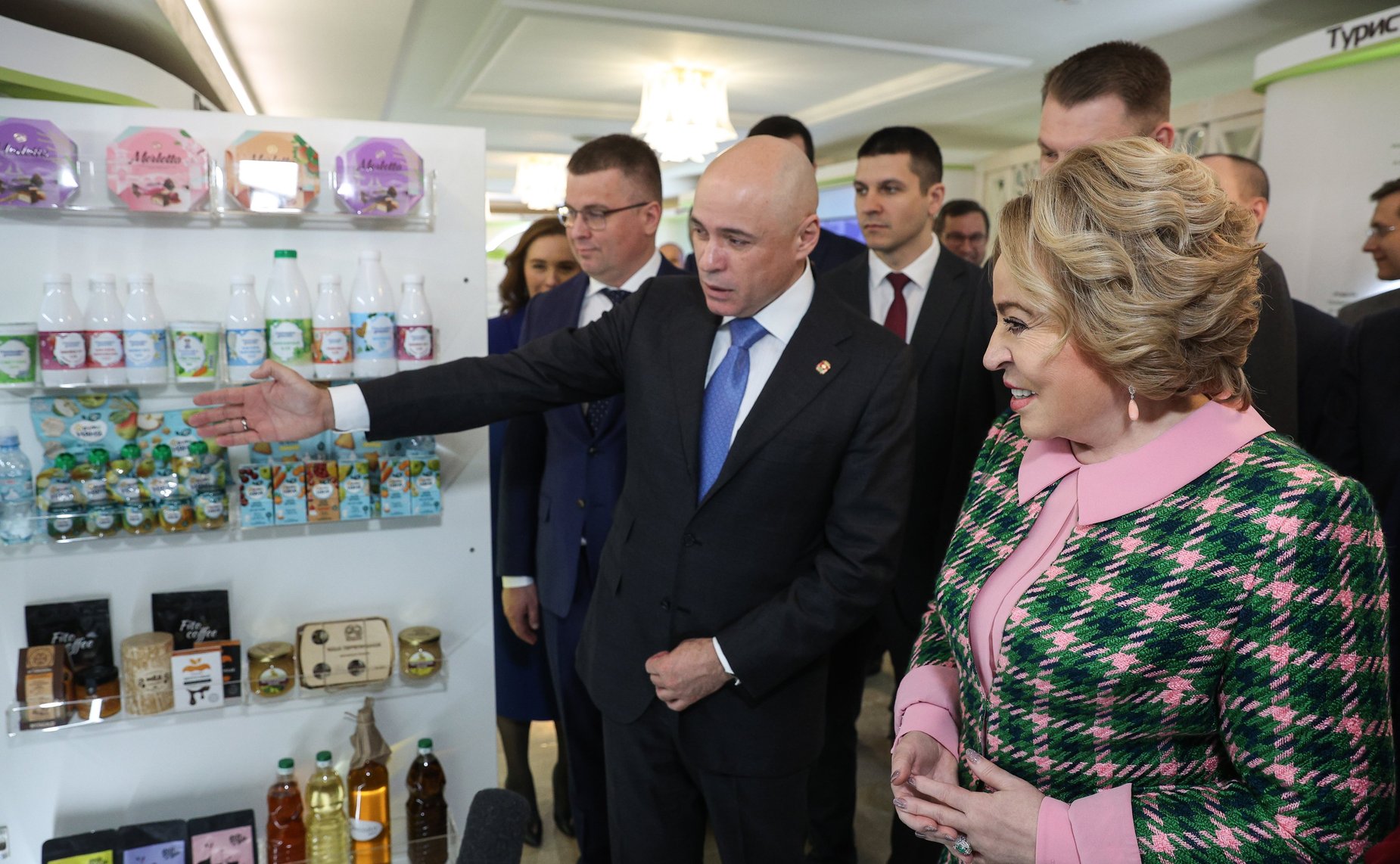 Валентина Матвиенко и Игорь Артамонов осмотрели выставку, посвященную истории и перспективным направлениям развития Липецкой области