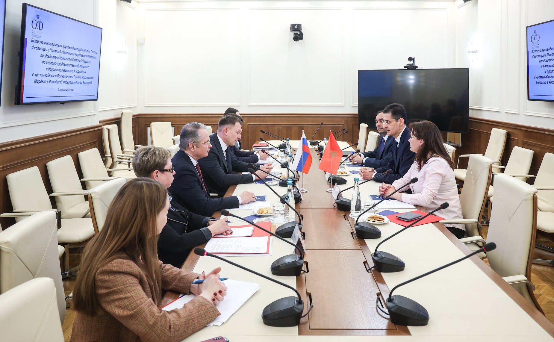 Александр Двойных провел встречу с Чрезвычайным и Полномочным Послом Королевства Марокко в Российской Федерации Лотфи Бушаарой