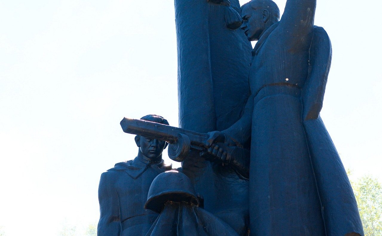 Анатолий Артамонов и Александр Савин посетили мемориальный комплекс «Безымянная высота» в Куйбышевском районе Калужской области