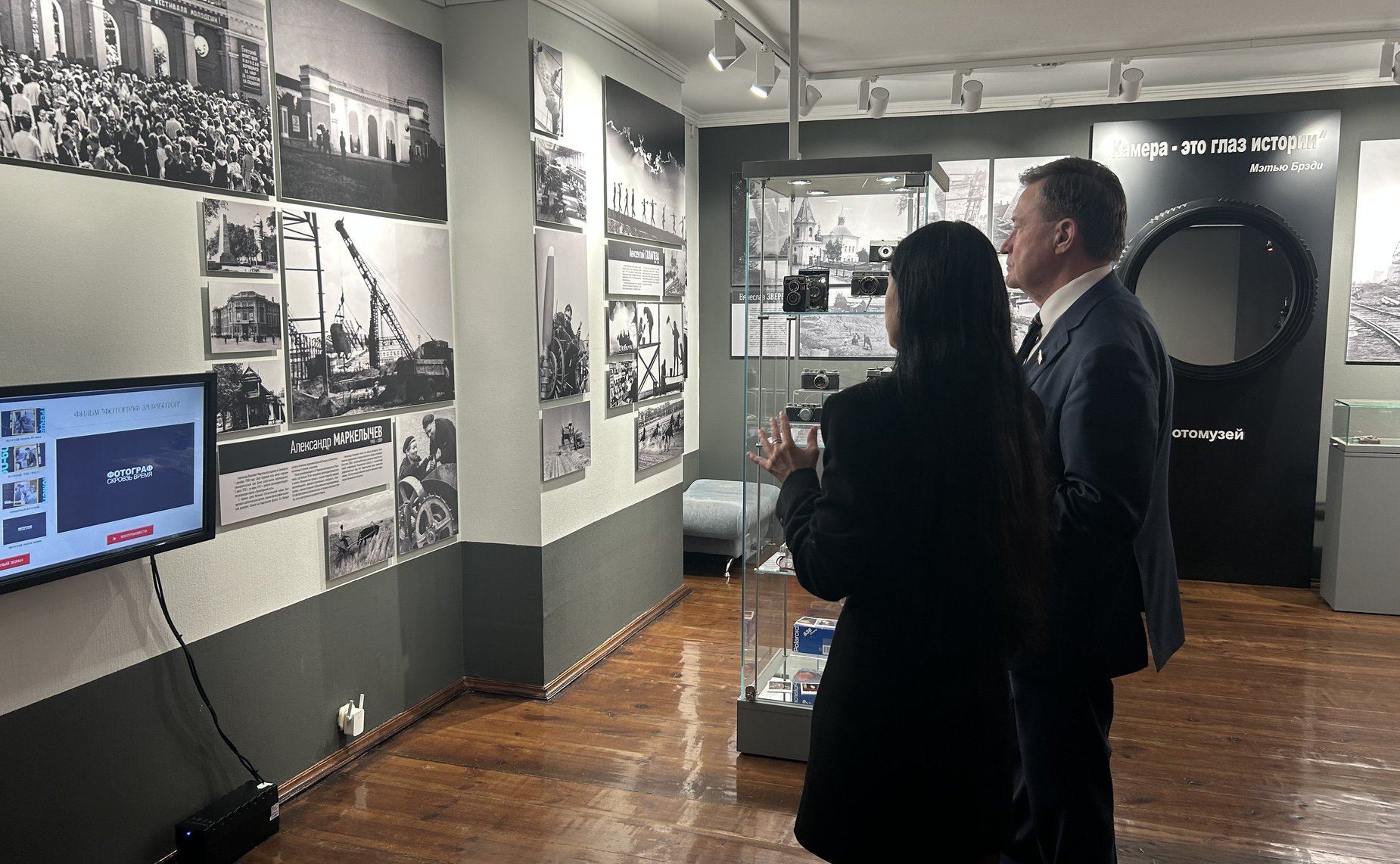 Сергей Рябухин в ходе рабочей поездки посетил музей «Симбирская фотография» где открылась новая выставка «Крылья»